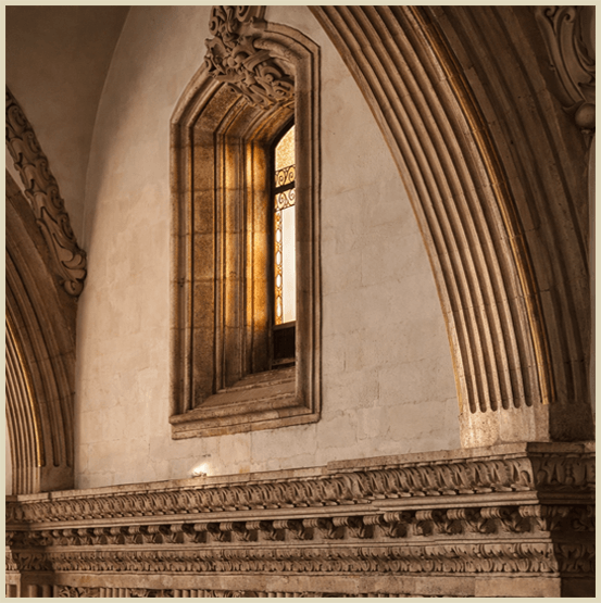 Ventana y detalle arquitectónico interior